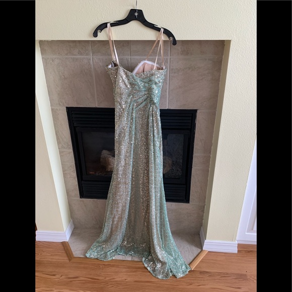 Amazing sequins gown - Picture 6 of 7